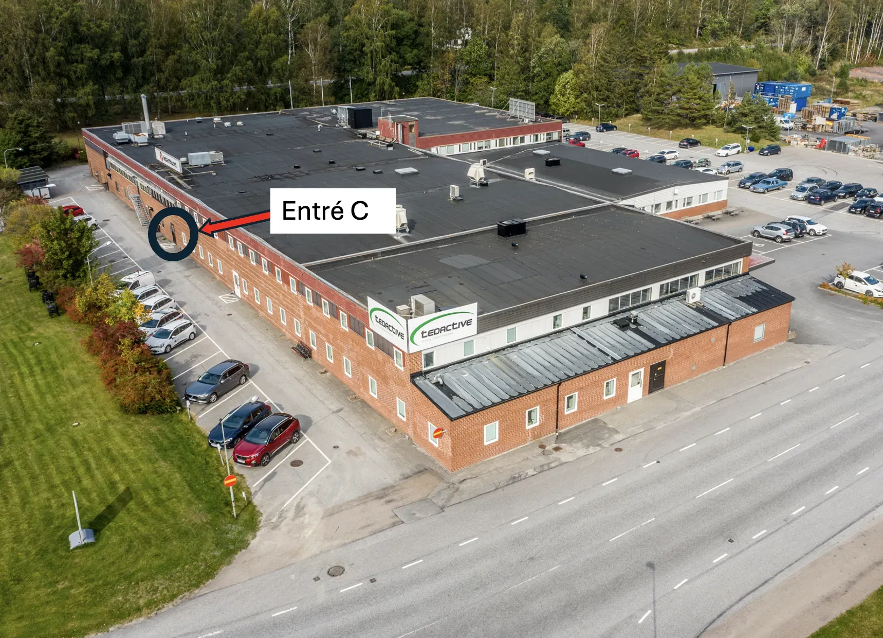 Flygbild över Tedacthuset där Entré C är markerad