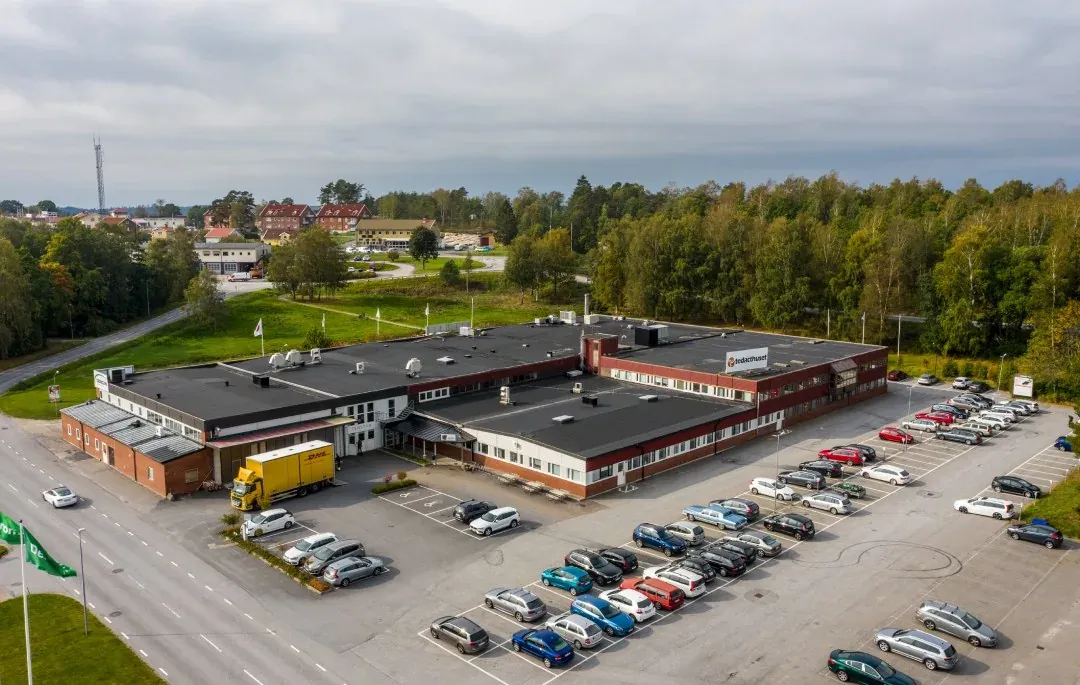Flygbild över Tedacthuset i Tanumshede